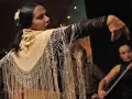Tancerka flamenco z frędzlami na szalu, w tle skrzypaczka. To jest co to flamenco.
