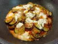 Zucchine alla pizzaiola in padella, con pomodoro, mozzarella filante e olive. Un piatto saporito e facile da preparare.