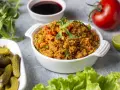 Ein köstliches Kisir Rezept mit frischen Kräutern, Tomaten und Gurken. Perfekt als Beilage oder leichter Snack.