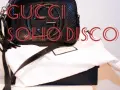 Czarna torebka Gucci Soho Disco na białym tle z metką Gucci.
