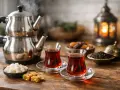 Para podana do degustacji: gorąca herbata po turecku, cukierki i suszone owoce.