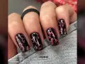 Unghie nere con un vivace disegno di ciliegie rosa neon. Un tocco di dolcezza estiva per le tue mani.