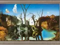 Surrealistisk Salvador Dalí tavla med elefanter med långa ben och svanar som speglas i vattnet, i ett drömlikt landskap.