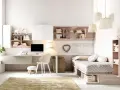 Camera ragazzo 20 anni: scrivania con computer, letto singolo, libreria e decorazioni a forma di cuore.