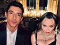Un uomo con giacca di velluto bordeaux e Madonna con preziosi gioielli, in un'ambientazione suggestiva, forse per l'ultimo spot Dolce e Gabbana.