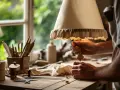 Artisan travaillant sur un abat-jour en tissu, une belle création pour faire un abat-jour en tissu sans polyphane.