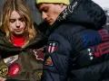 Para młodych w puchowych kurtkach. Ona w zielonej z naszywkami Blauer, on w granatowej z napisem "Flight Crew" i amerykańskimi motywami.