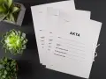Teczka na studia z polami do wypełnienia: imię, nazwisko, wydział, daty. Obok zielone sukulenty.