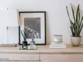 Stilvolle Kommode dekorieren: Lampe, Bild, Duftstäbchen, Kerze und Pflanze schaffen eine harmonische Atmosphäre.