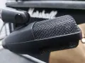 Mikrofon Sennheiser 421 na statywie, gotowy do nagrania rockowego brzmienia z głośnika Marshall.