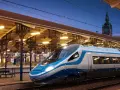 Pendolino Kraków-Gdańsk na dworcu w Gdańsku. Nowoczesny pociąg Intercity czeka na pasażerów pod zabytkową wiatą.