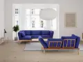 Moderne blaue Sofas als Raumteiler Ideen. Ein L-förmiges Sofa und ein weiteres Sofa mit Holzrahmen teilen den Raum.