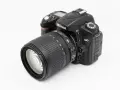 Czarny aparat Nikon D90 z obiektywem 18-105mm VR. Szczegółowe nikon d90 dane techniczne znajdziesz w internecie.