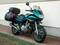 Zielony motocykl Yamaha XJ 900 z kuframi, gotowy na dalekie podróże.