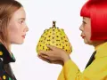 Yayoi Kusama présente une création vibrante pour Louis Vuitton, un sac jaune orné de son motif iconique.