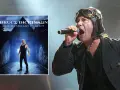 Bruce Dickinson heute, mit Pilotenmütze und Mikrofon, singt auf der Bühne. Links daneben das Albumcover "The Mandrake Project".