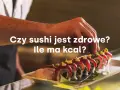 Dłoń dekoruje sushi, które ma wiele zdrowotnych właściwości. Czy sushi jest zdrowe i ile ma kcal?