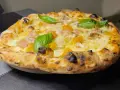 Pizza tonno e cipolla con mozzarella filante, pomodoro e basilico fresco. Croccante e saporita, un classico intramontabile.