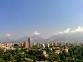 Widok na Tiranę, Albanię. Miasto z nowoczesnymi budynkami i górami w tle. Czy w Albanii jest bezpiecznie? Tak, podróżni często czują się tu bezpiecznie.
