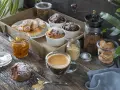 Idealny moment na fika w Szwecji: kawa, rogaliki, muffinki i ciasteczka w kształcie serc na drewnianej desce.