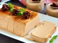 Deliciosa tarta de café, cremosa y con un toque de cacao espolvoreado. Perfecta para disfrutar en cualquier momento.