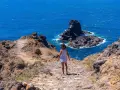 Sentiero roccioso verso il mare blu, un assaggio delle isole Canarie quali sono.
