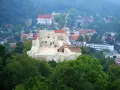 Ruiny zamku w Kazimierzu Dolnym, wspaniałe kazimierz dolny atrakcje dla dzieci. Widać ludzi zwiedzających.