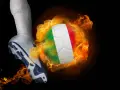 Piłkarz kopie piłkę z flagą Włoch, otoczoną płomieniami. Symbolizuje to pasję i siłę włoskiego klubu piłkarskiego.