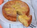 Una deliziosa torta di mele con crema pasticcera, cosparsa di zucchero a velo, pronta per essere gustata.
