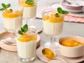 Leckeres Quarkspeise Rezept: Cremige Desserts mit Mandarinen und Minze in Gläsern serviert.