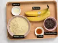 Ingredienti per biscotti senza zucchero: farina di mandorle, banane, gocce di cioccolato, olio d'oliva, vaniglia.