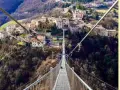 Ponte tibetano delle Marche, un'avventura sospesa sopra un borgo incantevole.