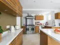 Cuisine moderne avec îlot central, électroménagers en inox et bois. Idéal pour estimer le prix rénovation maison m2.