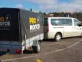 Samochód i przyczepa szkoleniowe szkoły jazdy "Pro Motor" na placu manewrowym, gotowe do nauki jazdy z przyczepą, czyli zdobycia prawa jazdy b+e.