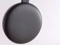 Schwarzer Google Chromecast mit G-Logo. Bereit für ein Chromecast resetten.