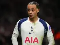 Piłkarz Tottenhamu w białej koszulce z niebieskimi detalami, z charakterystyczną fryzurą. Czy to zapowiedź nowych tottenham transfery?