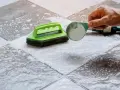 Nettoyer carrelage extérieur antidérapant avec une brosse et une poudre nettoyante.