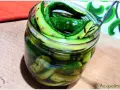 Barattolo di zucchine sott'olio, pronte per essere gustate.