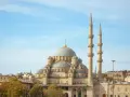 Majestatyczny meczet z kopułami i minaretami, górujący nad miastem. Widok na Złoty Róg w Stambule.
