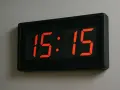 Zegar cyfrowy pokazuje godzinę 15:15. To idealny moment na przerwę, a 1515 znaczenie tej godziny może być symbolem równowagi i harmonii.
