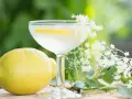 En st Germain spritz med citron och fläderblommor, perfekt för en solig sommardag.