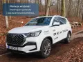 Biały Rexton na leśnej drodze. Imponujące gabaryty i poczucie bezpieczeństwa tego SUV-a robią wrażenie.