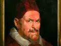 Portret papieża Innocentego X, namalowany z wyrazistym spojrzeniem i w charakterystycznym nakryciu głowy.