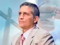 Jim Caviezel nawrócenie: aktor z różańcem i krzyżem w tle, symbol jego wiary.