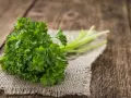 Pęczek świeżej natki pietruszki na lnianym płótnie, idealny dodatek do potraw wspierających natka pietruszki na odchudzanie.
