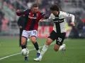 Piłkarze Bologna – Parma walczą o piłkę na boisku.