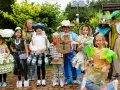 Strój z recyklingu dla dziewczynki: Kreatywne pomysły i poradnik DIY