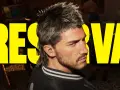 Un hombre con un peinado mullet mira de reojo, con letras amarillas gigantes detrás que dicen "RESERVA". ¡Noticias de GTA 6 que te dejarán sin aliento!