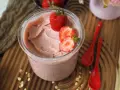 Cremiges Kefir Eis mit frischen Erdbeeren garniert, bereit zum Genießen.