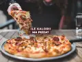 Pyszna pizza neapolitańska z ciągnącym serem, na której widać tekst "Ile kalorii ma pizza?".